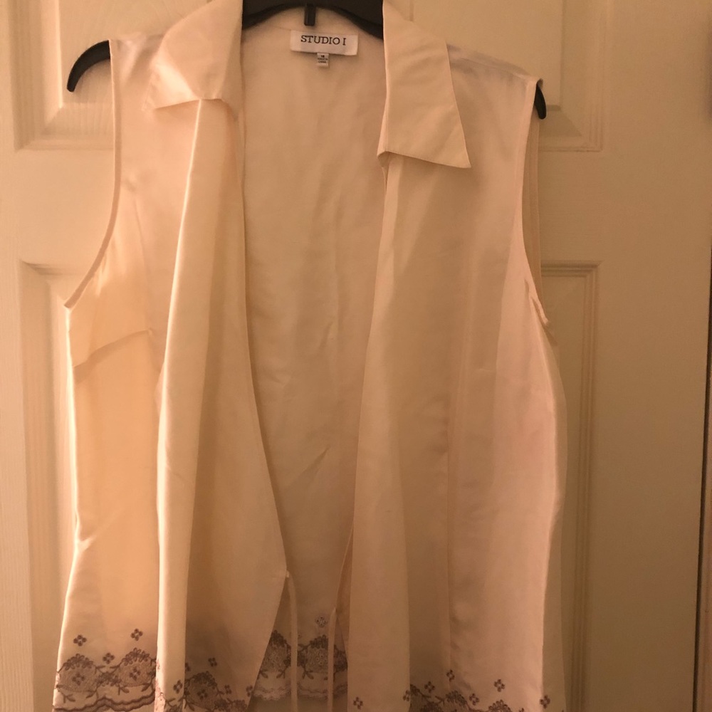 Studio I creme/tan silk wrap blouse in size 16
